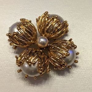 Pearl Brooch Yellow Gold Flower